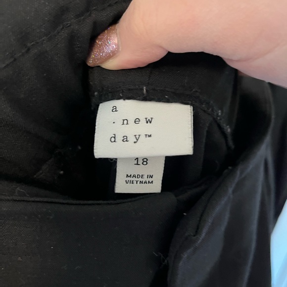 A New Day black high rise relaxed fit tapered ankle trouser, size 18 - Picture 3 of 3